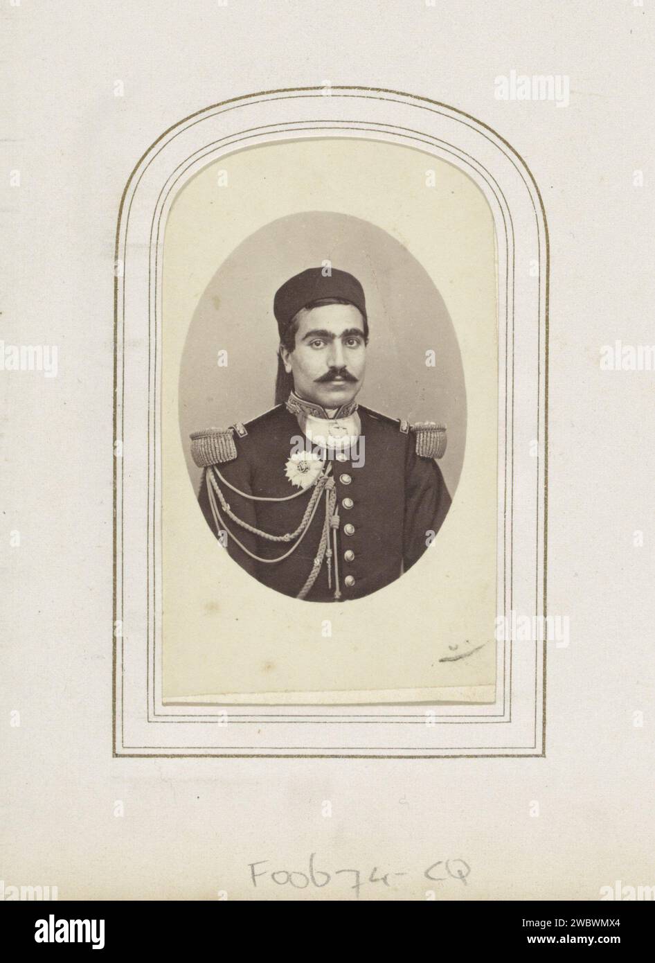 Portrait de Mustapha Ben Ismaïl, général et ministre tunisien, Anonyme, c. 1875 - en 1887 ou avant Photographie. Carte de visite partie de l'album photo avec 123 cartes-de-visite de membres de maisons royales européennes, politiciens et personnalités connues. carton. papier. support photographique albumen estampe personnes historiques. officier. uniformes (militaires). médailles et autres marques d'honneur militaire. politicien, p. ex. chef de parti. moustache. tête de train. ministre ~ gouvernement Banque D'Images