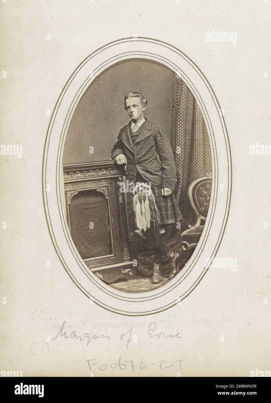 Portrait de John Campbell Markies van Lorne, dans Kilt, John Stuart, 1860 - 1880 Photographie. Carte de visite partie de l'album photo avec 123 cartes-de-visite de membres de maisons royales européennes, politiciens et personnalités connues. London Cardboard. papier. support photographique albumen estampe personnes historiques. Jupe (KILT). studio requiites  photographe. chaussures, sandales (+ vêtements pour hommes). Sac (SPORRAN). Vêtements pour la partie supérieure du corps (VESTE) (+ vêtements pour hommes) Banque D'Images