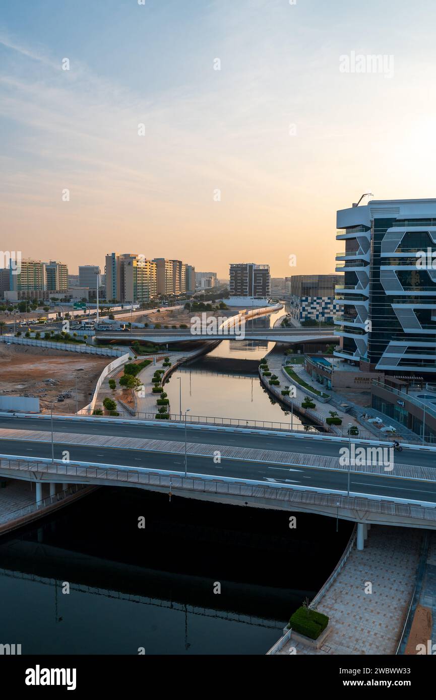 Vue à angle élevé du lever du soleil sur le quartier riverain d'Al Raha à Abu Dhabi, Émirats arabes Unis représentant un an résidentiel moderne et pratique Banque D'Images
