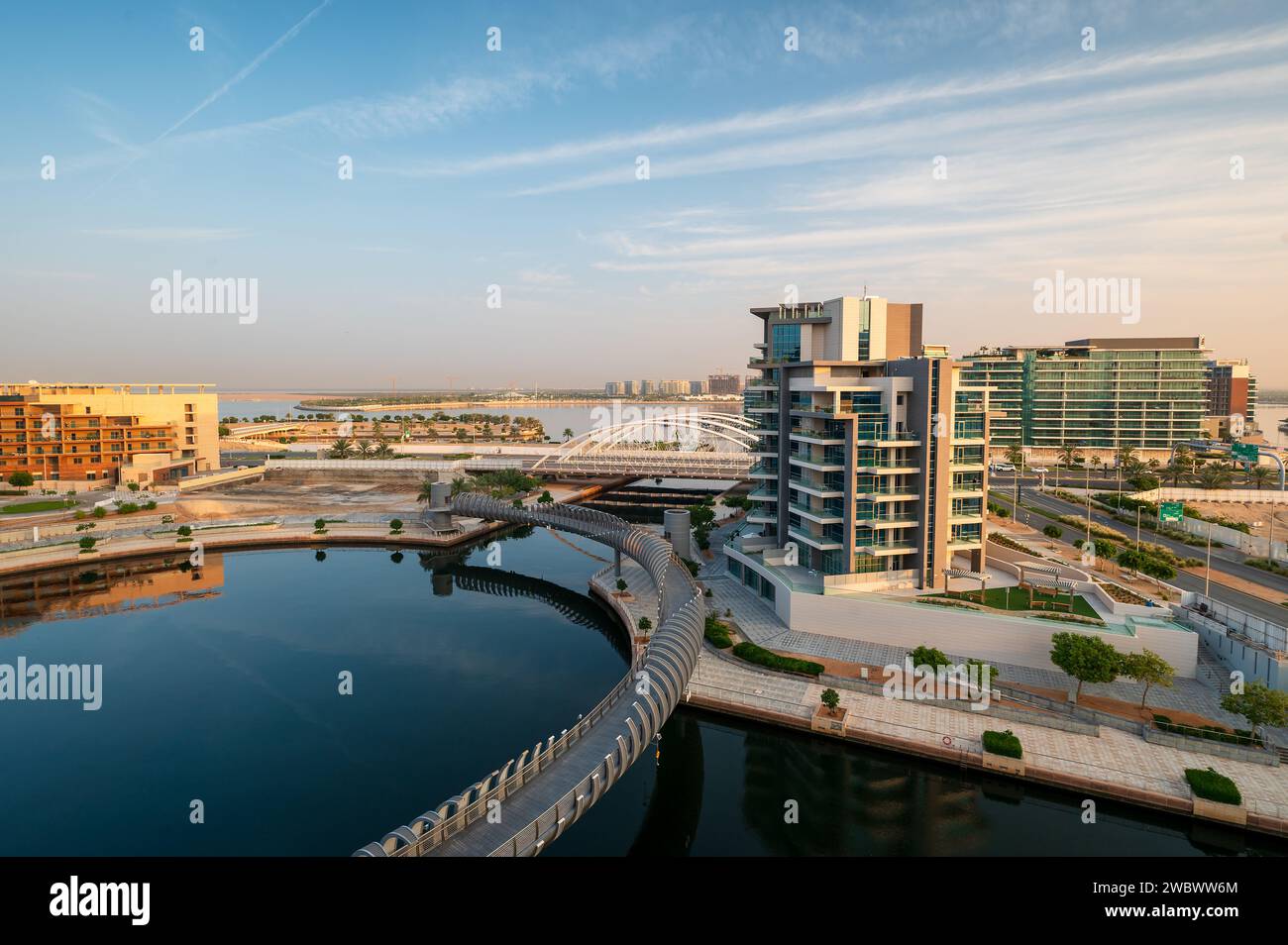 Vue à angle élevé du lever du soleil sur le quartier riverain d'Al Raha à Abu Dhabi, Émirats arabes Unis représentant un an résidentiel moderne et pratique Banque D'Images