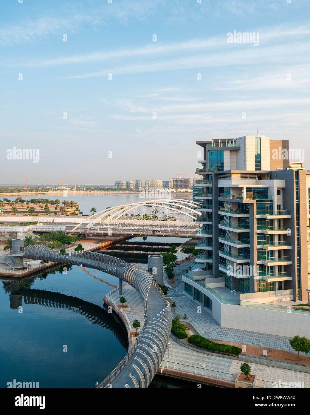 Vue à angle élevé du lever du soleil sur le quartier riverain d'Al Raha à Abu Dhabi, Émirats arabes Unis représentant un an résidentiel moderne et pratique Banque D'Images