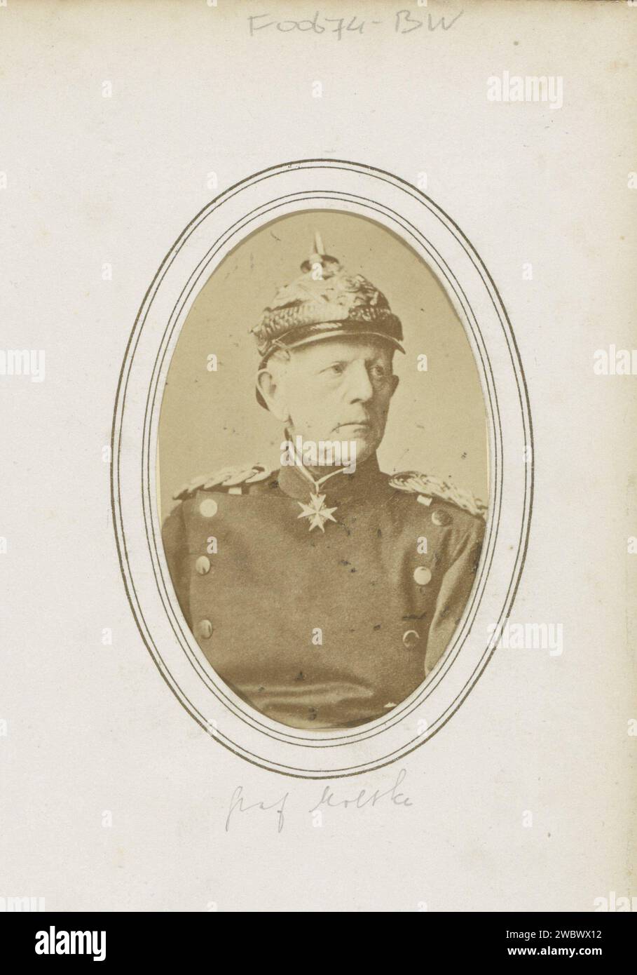 Portrait du maréchal Helmuth Karl Bernhard Graaf von Moltke, P, 1870 - 1880 Photographie. Carte de visite partie de l'album photo avec 123 cartes-de-visite de membres de maisons royales européennes, politiciens et personnalités connues. carton. papier. support photographique albumen estampe personnes historiques. commandant en chef, général, maréchal. uniformes (militaires). casque. médailles et autres marques d'honneur militaire Banque D'Images Portrait du maréchal Helmuth Karl Bernhard Graaf von Moltke, P, 1870 - 1880 Photographie. Carte de visite partie de l'album photo avec 123 cartes-de-visite de membres de maisons royales européennes, politiciens et personnalités connues. carton. papier. support photographique albumen estampe personnes historiques. commandant en chef, général, maréchal. uniformes (militaires). casque. médailles et autres marques d'honneur militaire Banque D'Images