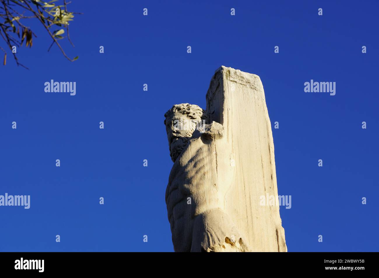 Colonne avec statue dans les ruines de l'Odéon d'Agrippa, salle de concert, dans l'ancienne Agora, ou marché, à Athènes, Grèce Banque D'Images