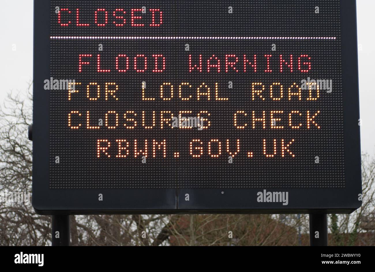 Maidenhead, Berkshire, Royaume-Uni. 12 janvier 2024. Un panneau d'avertissement d'inondation en bordure de route du Royal Borough of Windsor & Maidenhead à Maidenhead, Berkshire. Un certain nombre d'avertissements d'inondation et d'alertes d'inondation pour la Tamise à travers le Berkshire ont été supprimés par l'Agence de l'environnement aujourd'hui. Crédit : Maureen McLean/Alamy Banque D'Images