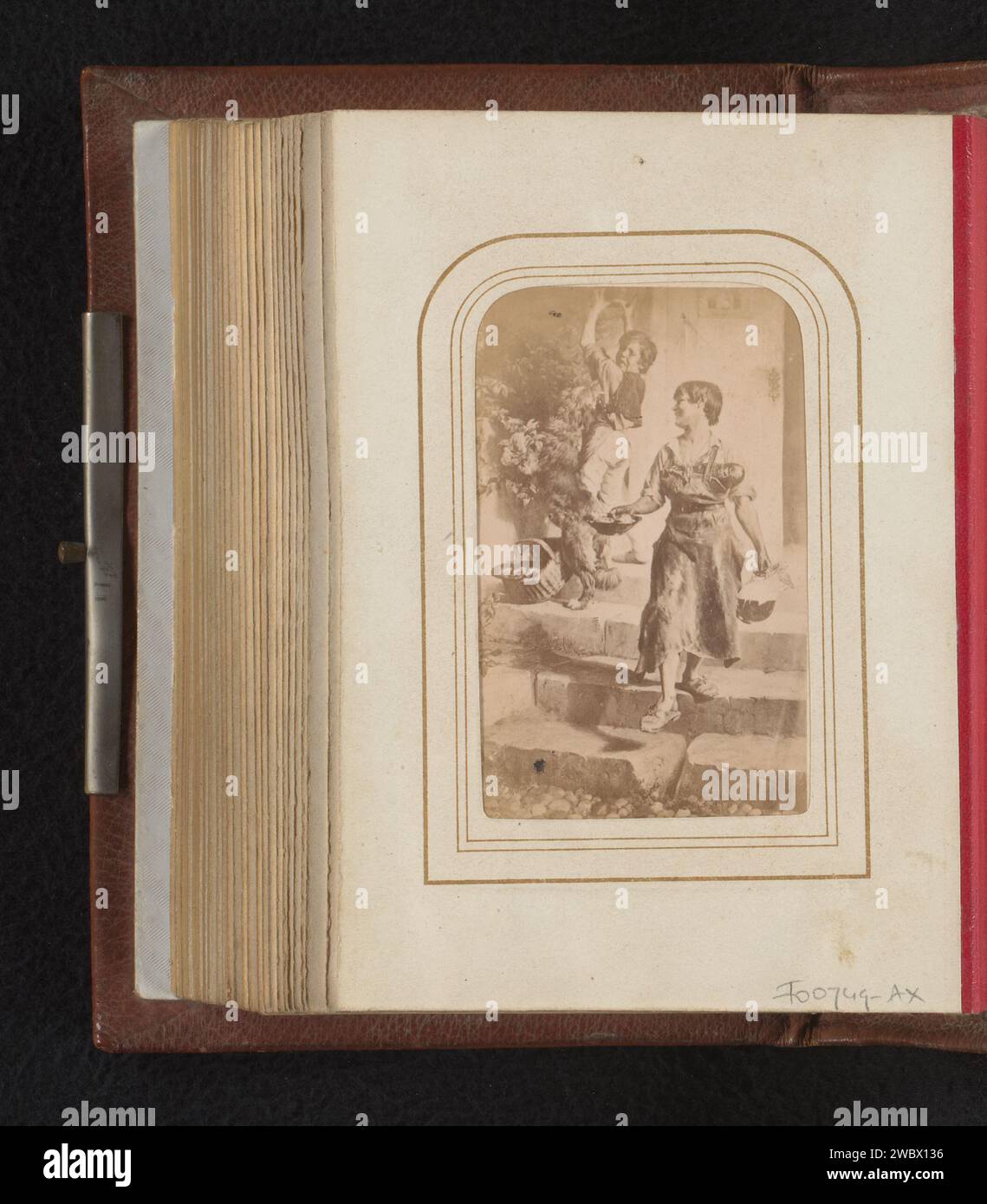 Fotoreproductie van qui rit pour la dernière fois porte Toby Edward Rosenthal, Anonyme, d'après Toby Edward Rosenthal, 1865 - 1900 Photographie. Carte de visite cette photo fait partie d'un album. support photographique. imprimé albumen carton garçon (enfant entre le tout-petit et la jeunesse). riant Banque D'Images