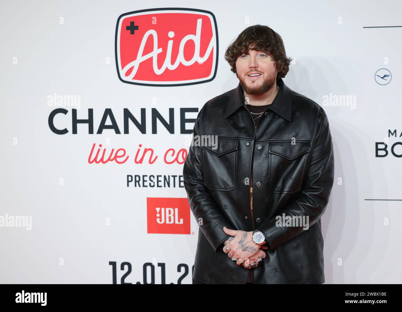 Hambourg, Allemagne. 12 janvier 2024. Le musicien britannique James Arthur vient à l'Elbphilharmonie pour un concert de charité. Le mini-festival 'Channel Aid - Live in concert by JBL' pour une bonne cause commence ce soir dans l'Elbphilharmonie à guichets fermés. La première chaîne caritative YouTube au monde est en ligne depuis 2017 et recueille des dons pour des projets sociaux à chaque clic. Crédit : Christian Charisius/dpa/Alamy Live News Banque D'Images