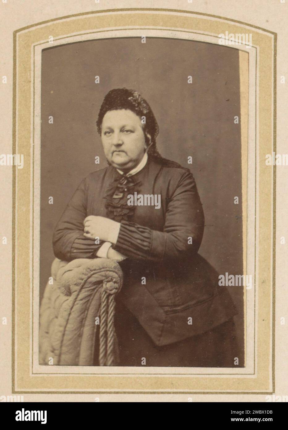 Portrait d'une femme avec un chapeau appuyé sur un fauteuil, Johannes Hendrikus Kramer, c. 1882 Photographie. Carte de visite partie de l'album photo d'une famille néerlandaise avec 168 cartes-de-visite et photos de cabinet. Carton Utrecht. papier. support photographique albumen estampe personnes historiques. studio requiites ~ photographe. vêtement pour la partie inférieure du corps. vêtement pour la partie supérieure du corps. Casque Utrecht Banque D'Images