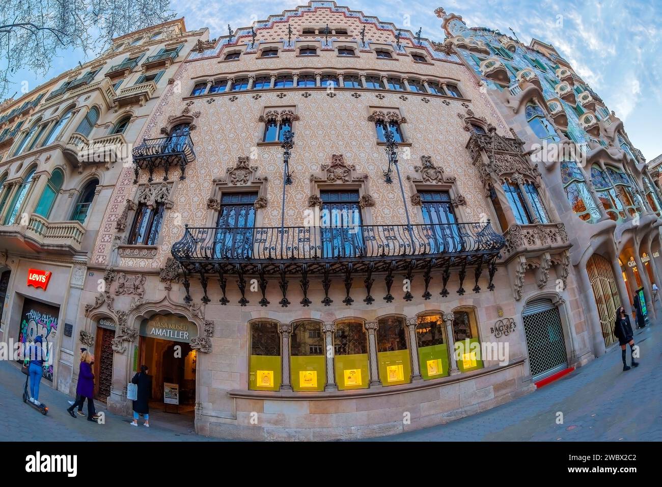 BARCELONE, ESPAGNE - 27 FÉVRIER 2022 : façade de la Casa Amatller conçue par l'architecte catalan Josep Puig i Cadafalch. Banque D'Images