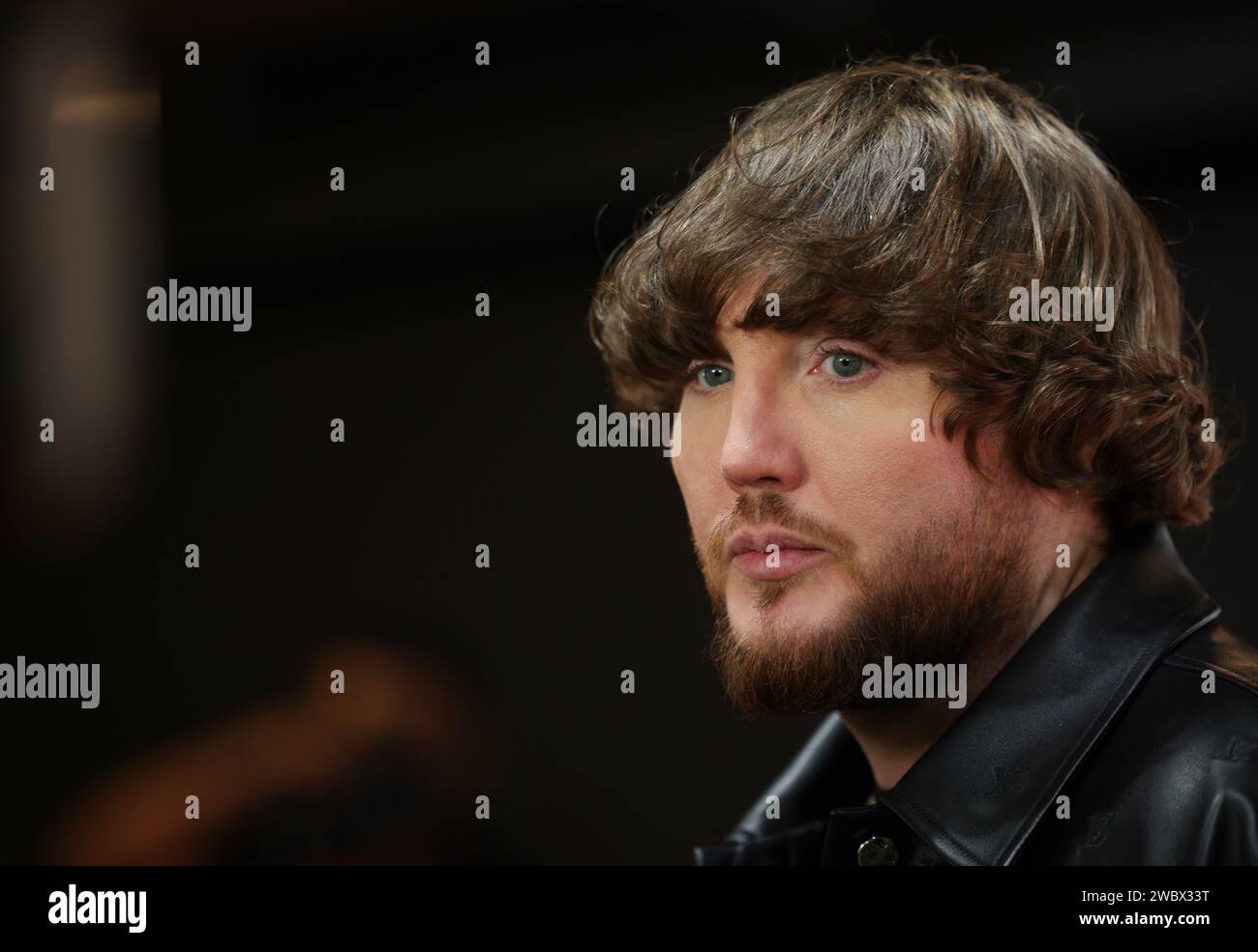 Hambourg, Allemagne. 12 janvier 2024. Le musicien britannique James Arthur vient à l'Elbphilharmonie pour un concert de charité. Le mini-festival 'Channel Aid - Live in concert by JBL' pour une bonne cause commence ce soir dans l'Elbphilharmonie à guichets fermés. La première chaîne caritative YouTube au monde est en ligne depuis 2017 et recueille des dons pour des projets sociaux à chaque clic. Crédit : Christian Charisius/dpa/Alamy Live News Banque D'Images