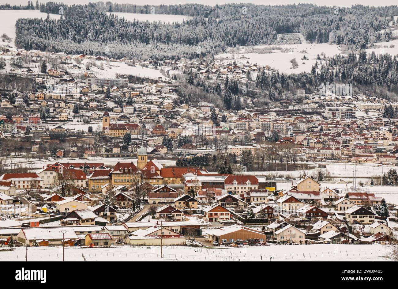 Hiver dans la ville de Morteau et village de Montlebon dans le département du Doubs, région Bourgogne-Franche-Conté, est de la France Banque D'Images