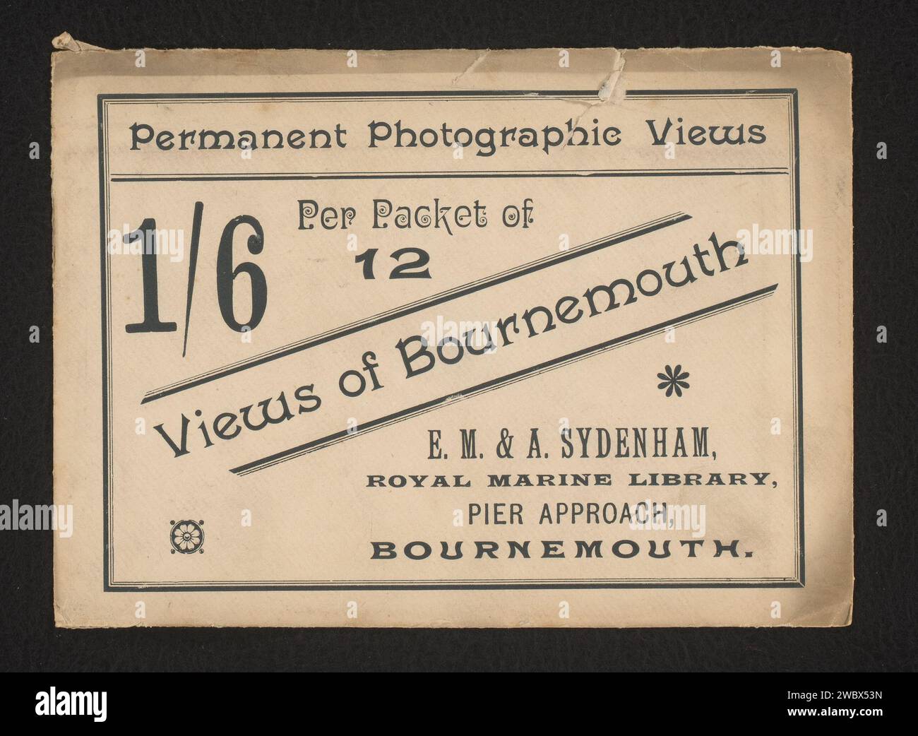 Enveloppe avec douze images de Bournemouth, E.M. Sydenham, 1900 - 1930 enveloppe avec douze tirages de lieux de la région de Bournemouth. Soyez représenté, entre autres, Branscombe, le quartier Boscombe et le Pier. Papier collotype Bournemouth / impression perspective de ville, panorama de ville, silhouette de ville. jetée, quai, quai. Chemin forestier ou ruelle Bournemouth Banque D'Images