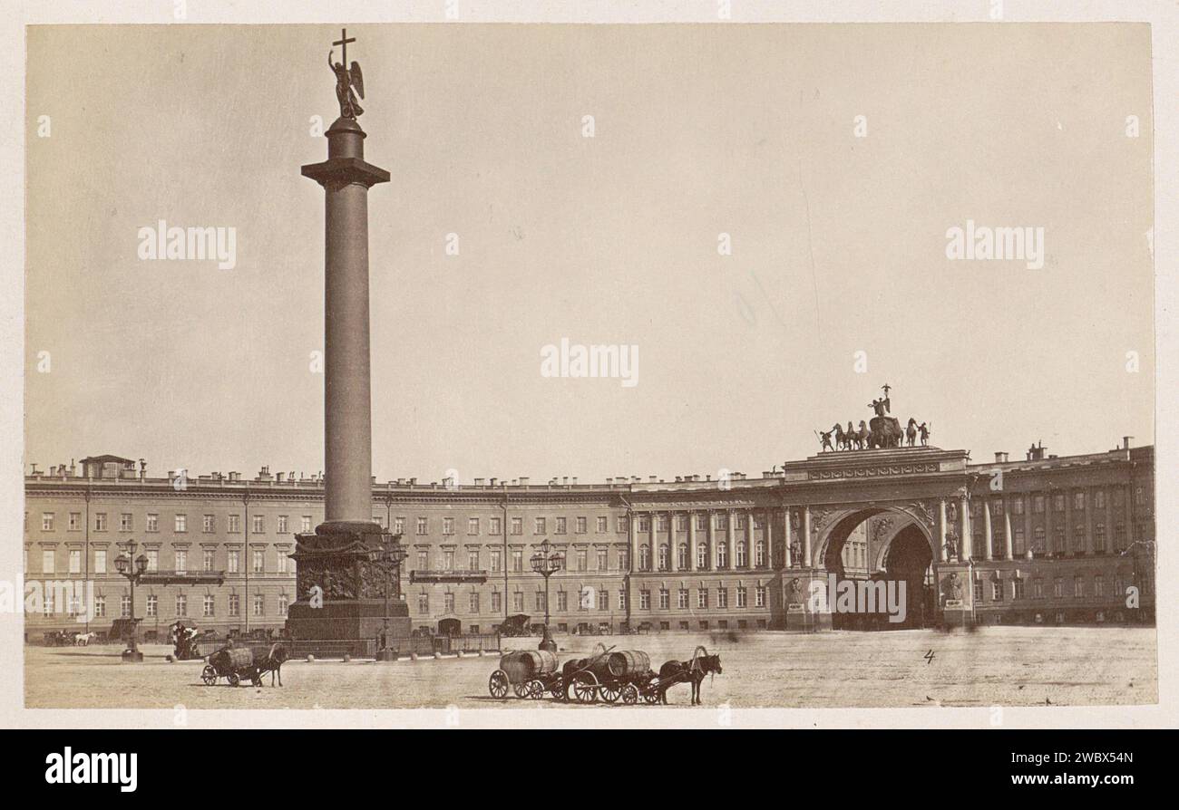 Alexandre Zuil et les bâtiments de l'état-major général avec arc de Triomphe, vu du Palais d'hiver à Saint-Pétersbourg, anonyme, 1878 - 1890 photographie partie de l'album de voyage villes européennes, probablement suédoises. Sint-Petersburg support photographique albumen print carré, lieu, cirque, etc (+ city(-scape) avec chiffres, staffage). colonne triomphale avec frises hélicoïdales (+ variante). arc de triomphe. quadriga Saint-Pétersbourg Banque D'Images