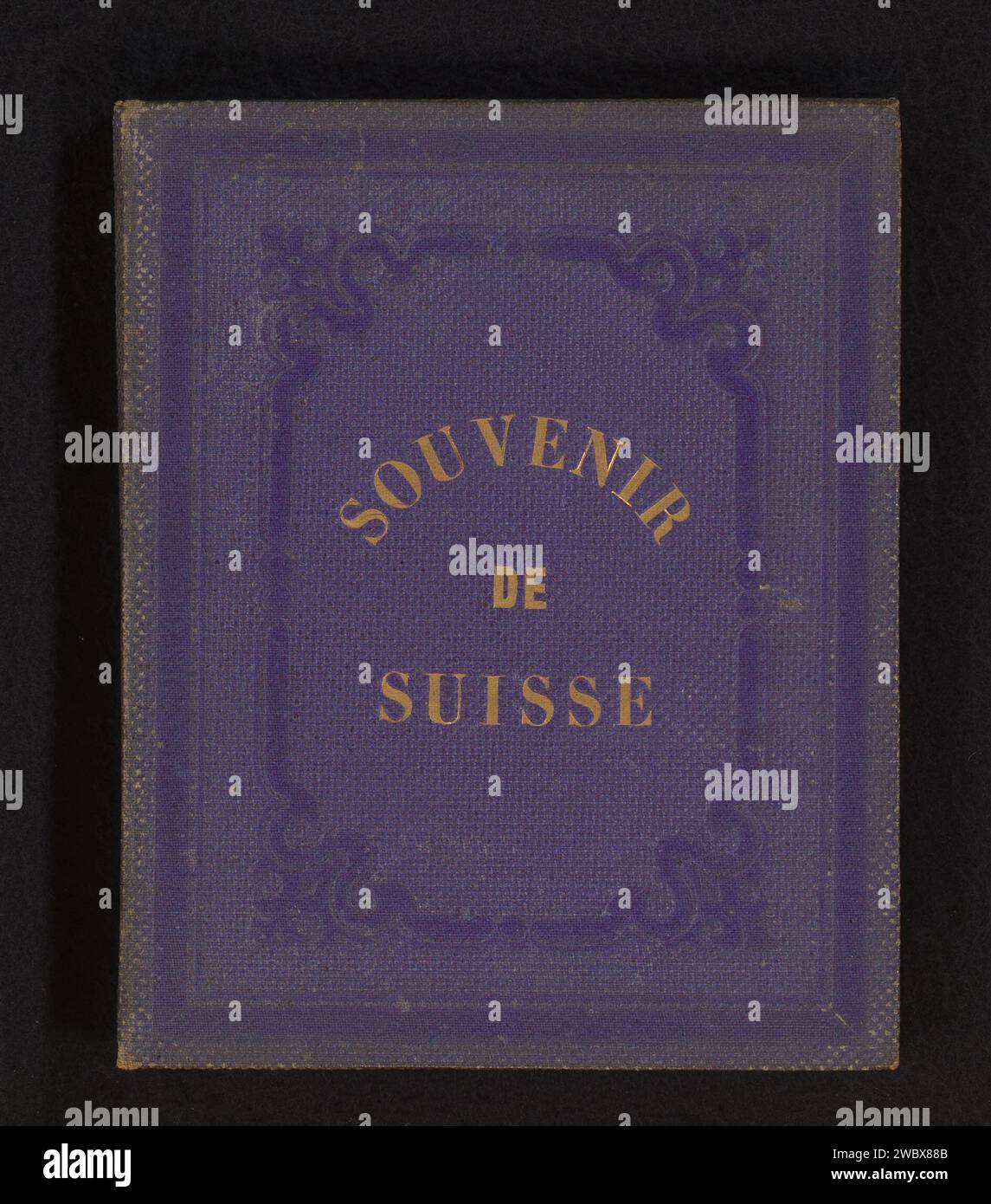 Leporelloalbum avec douze photos de Suisse, Anonyme, Anonyme, 1860 - 1880 Leporelloalbum avec douze photos de lieux en Suisse. L'album contient deux fois six feuilles collées ensemble, dont l'une se plie à gauche et l'autre à droite. Être représenté entre autres Berne, Lausanne et le lac Léman. Carton Suisse. lin (matériel). support photographique. albumen print perspective de ville, panorama de ville, silhouette de ville. montagnes. Cascade Suisse Banque D'Images