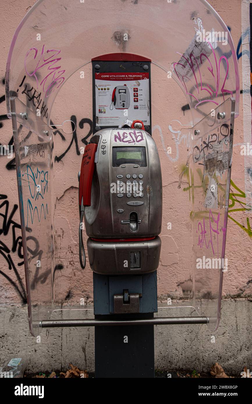 Ancienne cabine téléphonique publique, Rome, Italie Banque D'Images