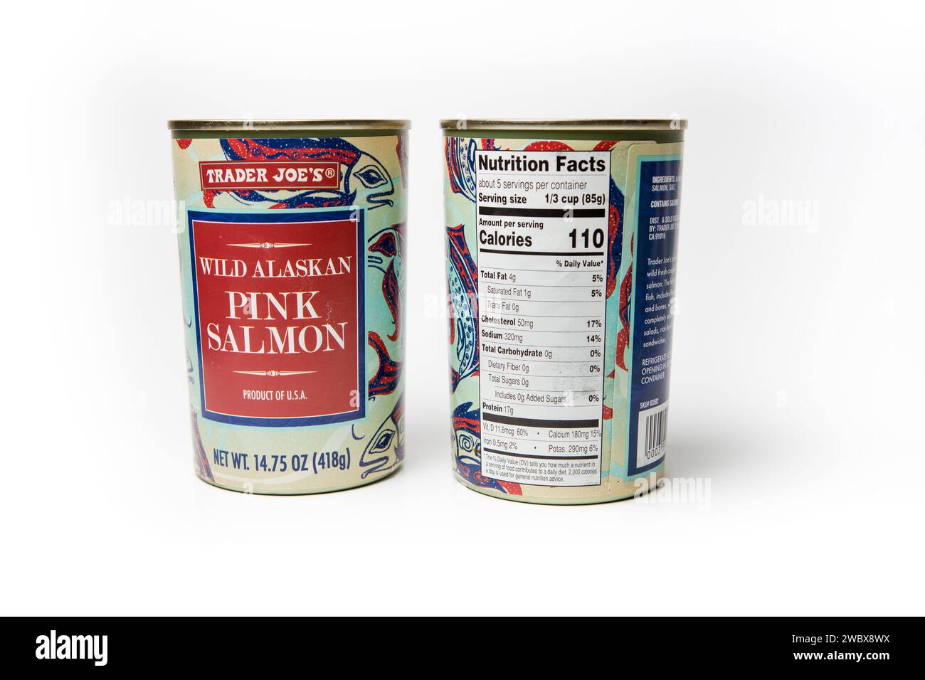 Trader Joes saumon rose d'Alaska en conserve et étiquette de faits nutritionnels sur fond blanc Banque D'Images