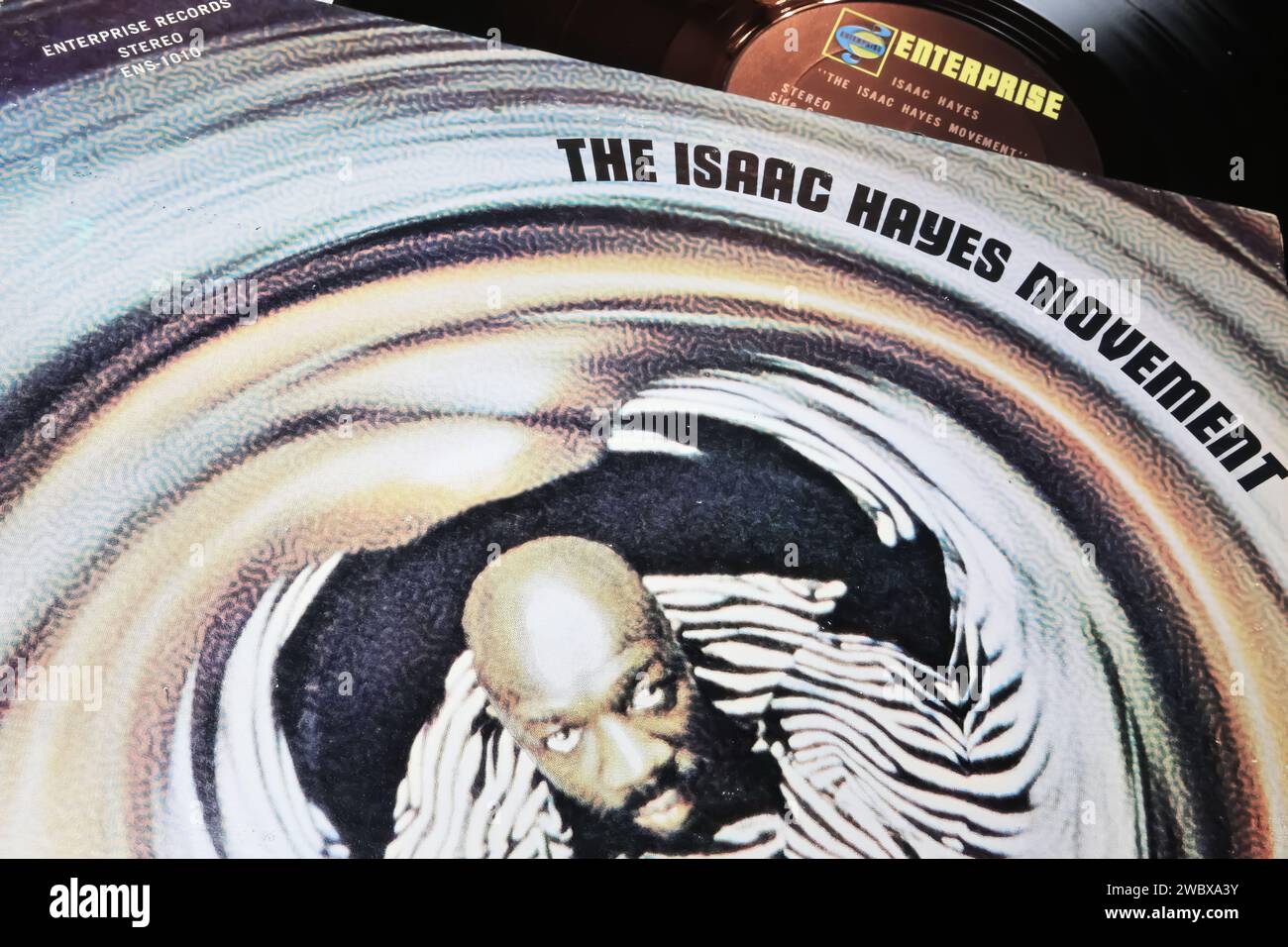 Viersen, Allemagne - mai 9. 2023 : gros plan de l'album vinyle Cover Movement du chanteur soul Isaac Hayes de 1970 Banque D'Images