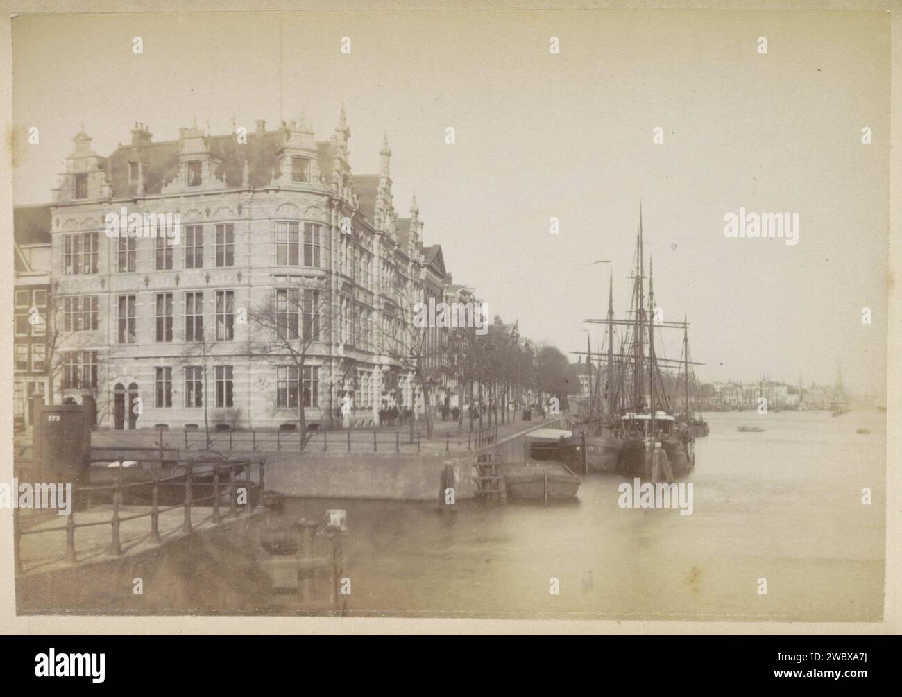 Vue de l'école maternelle en face de la navigation maritime à l'angle du Prins Hendrikkade et du Schippersgracht, v. 1860 - v. 1900 photographie. Photographie du cabinet partie de leporelloalbum avec 24 photos d'Amsterdam. Amsterdam Cardboard. support photographique albumen print enseignement supérieur, p.ex. : collège d'enseignants (+ élève). façade (de maison ou de bâtiment). voilier, voilier Prins Hendrikkade. Schippersgracht Banque D'Images