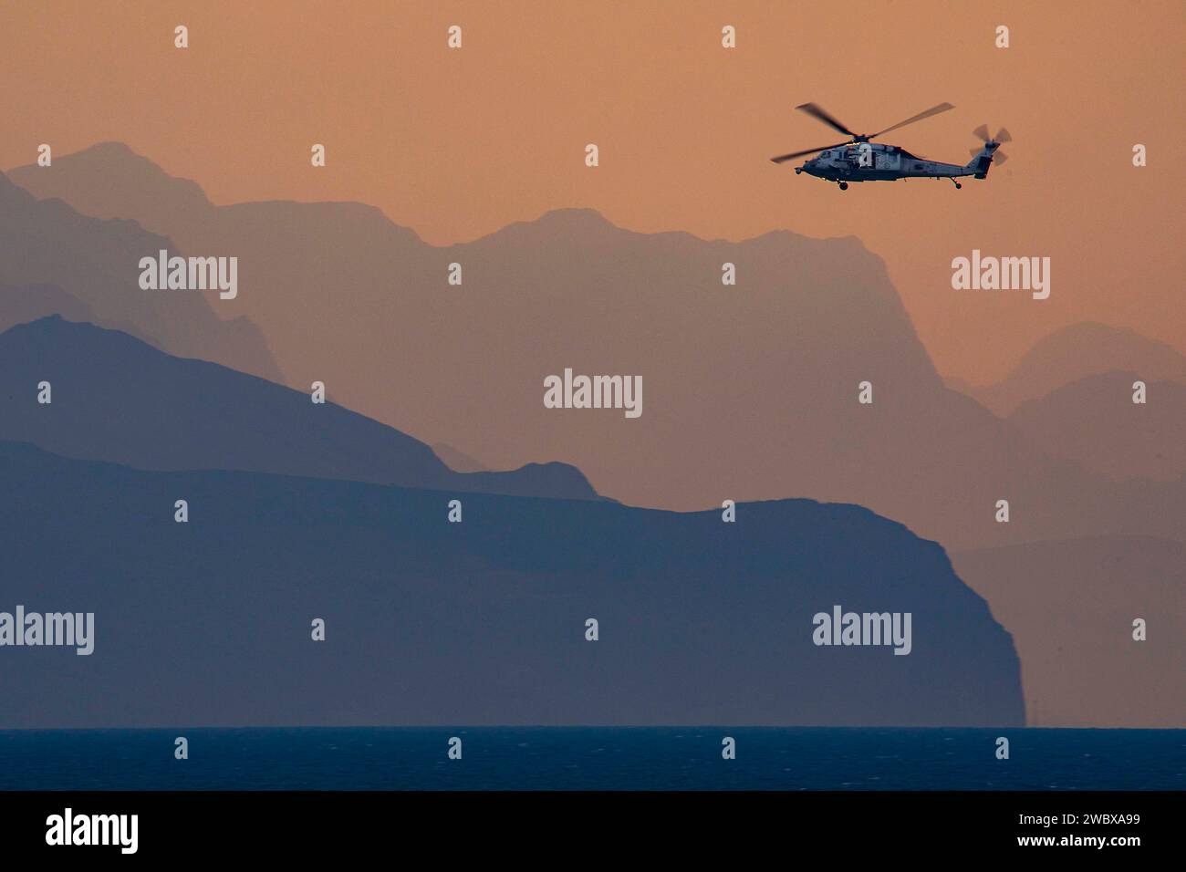 Détroit d'Ormuz, États-Unis. 14 décembre 2023. Un hélicoptère MH-60S Sea Hawk de l’US Navy, attaché aux « Dusty Dogs » de l’hélicoptère Sea combat Squadron 7 opérant à partir du porte-avions de classe Nimitz USS Dwight D. Eisenhower patrouille dans le détroit d’Ormuz, le 14 décembre 2023 dans le golfe Persique. Crédit : MC2 Keith Nowak/États-Unis Navy photo/Alamy Live News Banque D'Images