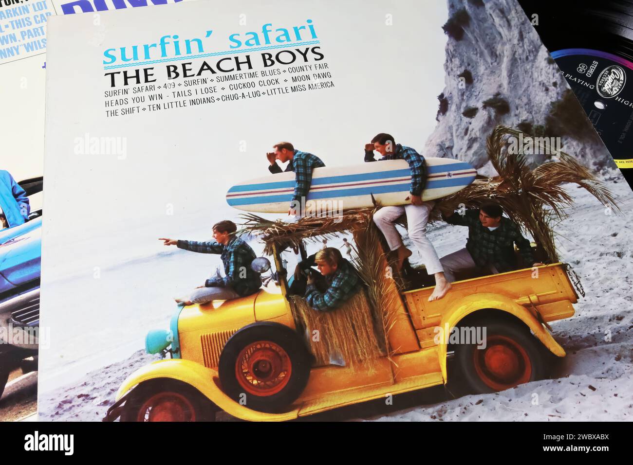 Viersen, Allemagne - mai 9. 2023 : gros plan de l'album vinyle du groupe de Beach boys Cover Surfin Safari de 1962 Banque D'Images