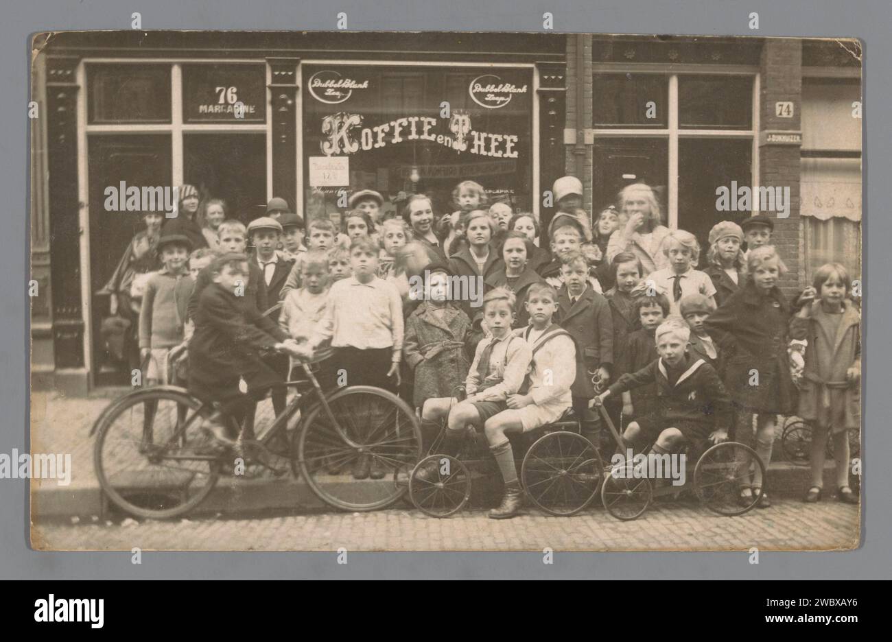 Portrait de groupe d'enfants pour une épicerie, anonyme, c. 1915 - c. 1930 photographie pays-Bas support photographique gélatine impression argentique anonymes personnes historiques dépeintes dans un groupe, dans un portrait de groupe. enfant. rue Banque D'Images Portrait de groupe d'enfants pour une épicerie, anonyme, c. 1915 - c. 1930 photographie pays-Bas support photographique gélatine impression argentique anonymes personnes historiques dépeintes dans un groupe, dans un portrait de groupe. enfant. rue Banque D'Images