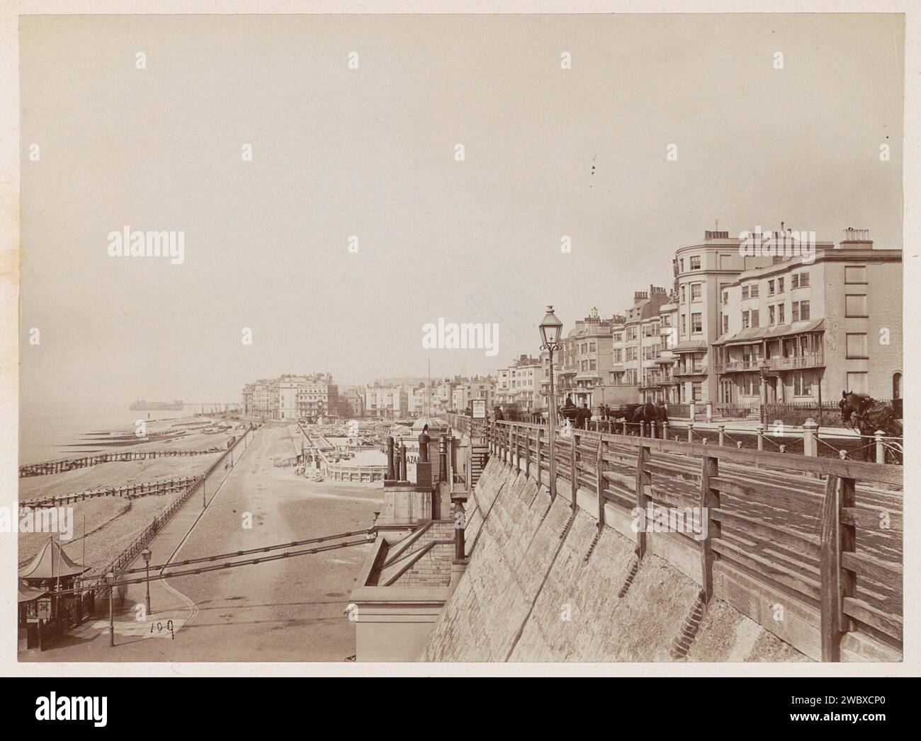 Plage et boulevard de Brighton, vu de Kemptown, Anonymous, 1878 - 1890 photographie partie de l'album de voyage villes européennes, probablement suédoises. Brighton support photographique albumen print plage. avenue, boulevard, promenade, esplanade (+ ville(-paysage) avec chiffres, personnel). Dans ou au bord de l'eau (sur la plage) Brighton Banque D'Images