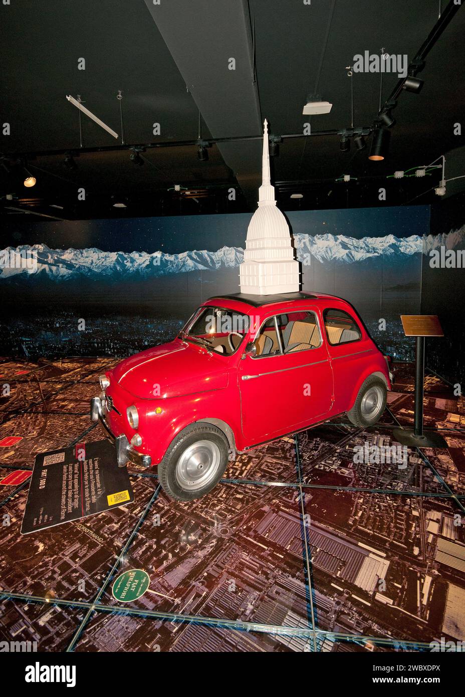 Fiat 500 D (Italie 1962) avec reproduction de Mole Antonelliana, Museo Nazionale dell'automobile (MAUTO), Musée National de l'automobile, Turin, Piémont, Italie Banque D'Images