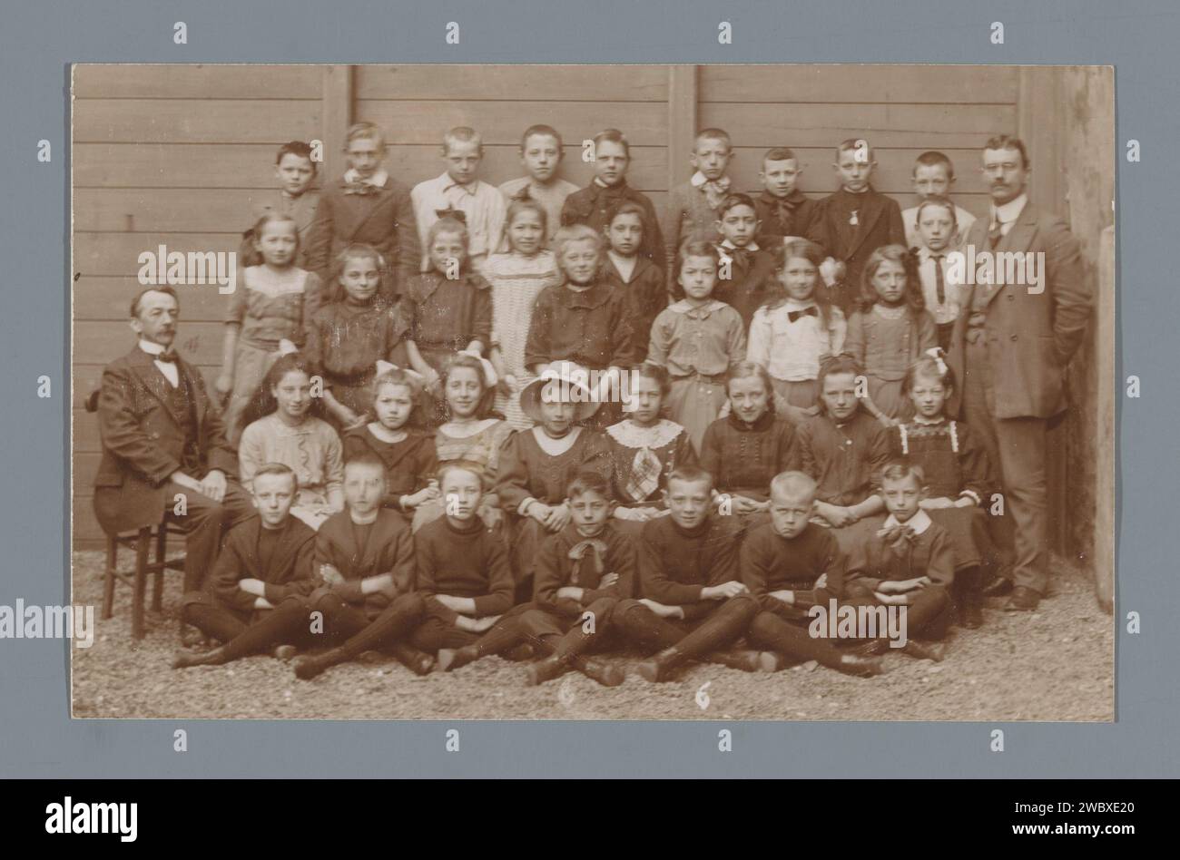 Portrait de groupe d'enfants et (vraisemblablement) d'enseignants, anonyme, en ou après 1907 - c. 1915 photographie soutien photographique enfant. personnes historiques anonymes dépeintes dans un groupe, dans un portrait de groupe. enseignant et élève Banque D'Images Portrait de groupe d'enfants et (vraisemblablement) d'enseignants, anonyme, en ou après 1907 - c. 1915 photographie soutien photographique enfant. personnes historiques anonymes dépeintes dans un groupe, dans un portrait de groupe. enseignant et élève Banque D'Images