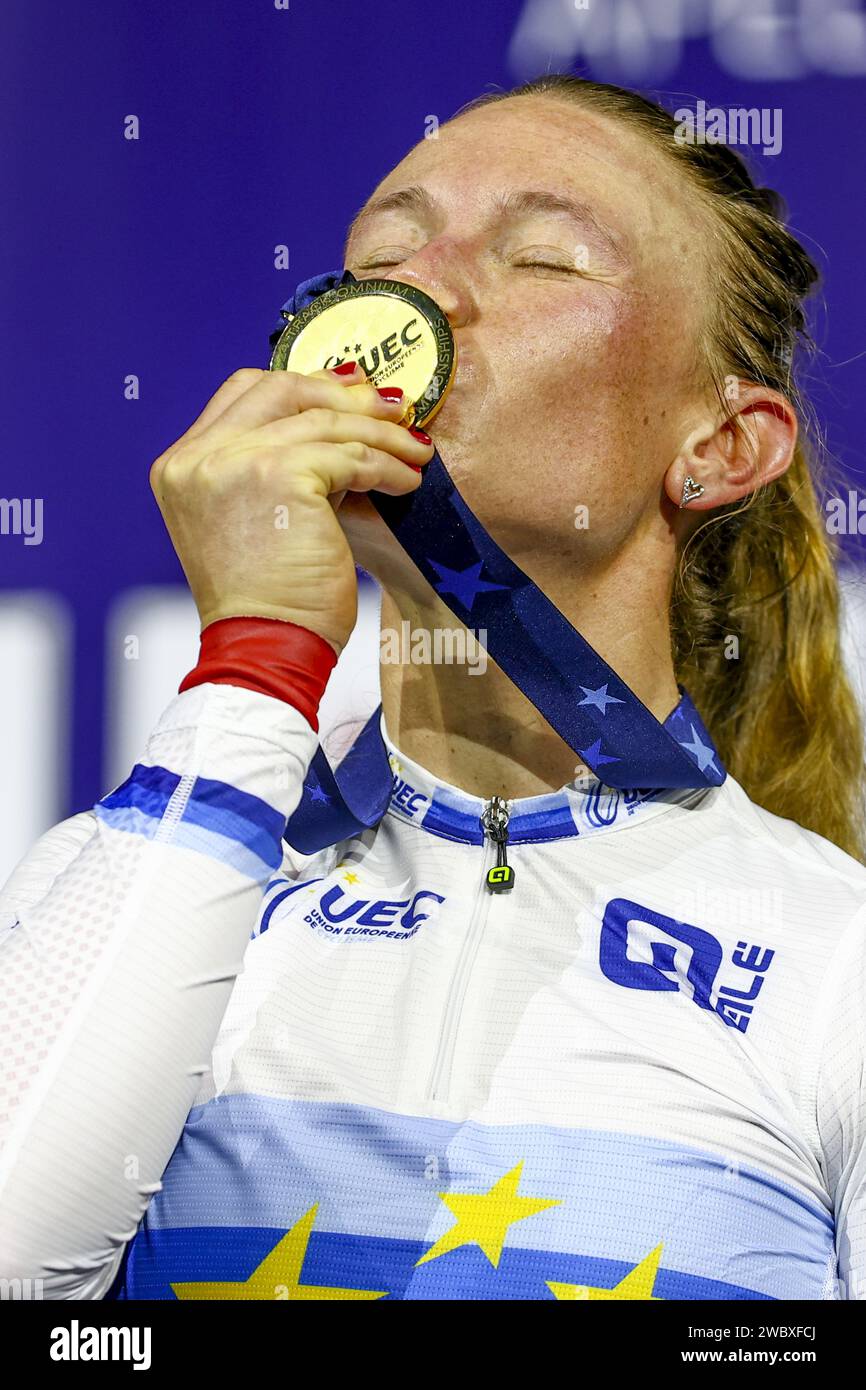 APELDOORN - Anita Yvonne Stenberg (NOR) embrasse la médaille d'or lors de la cérémonie de l'Omnium féminin le troisième jour des Championnats d'Europe de cyclisme sur piste dans l'Omnisportcentrum d'Apeldoorn. ANP VINCENT JANNINK crédit : ANP/Alamy Live News Banque D'Images