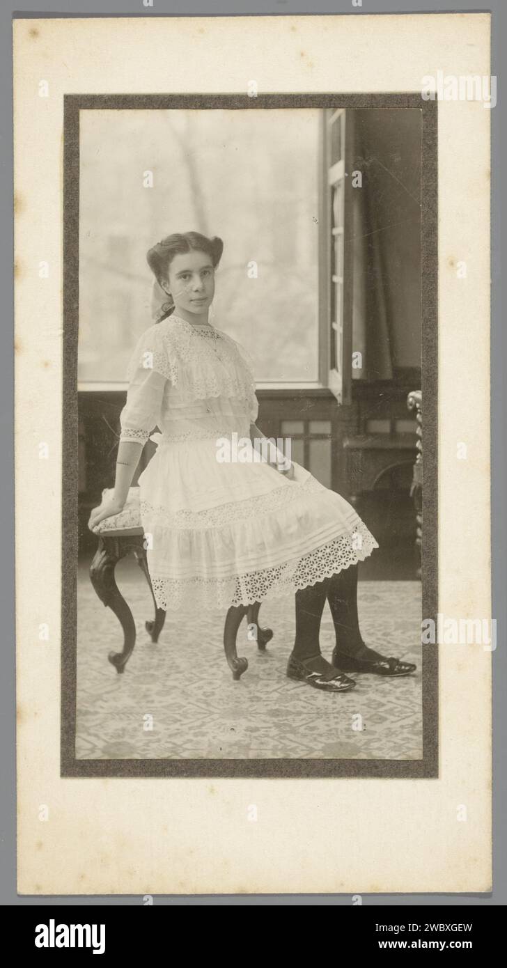 Portrait d'une fille inconnue dans une robe en dentelle, anonyme, 1900 - 1920 photographie inconnue papier baryta. Carton gélatine argentique imprimé anonyme personne historique dépeint - BB - femme Banque D'Images