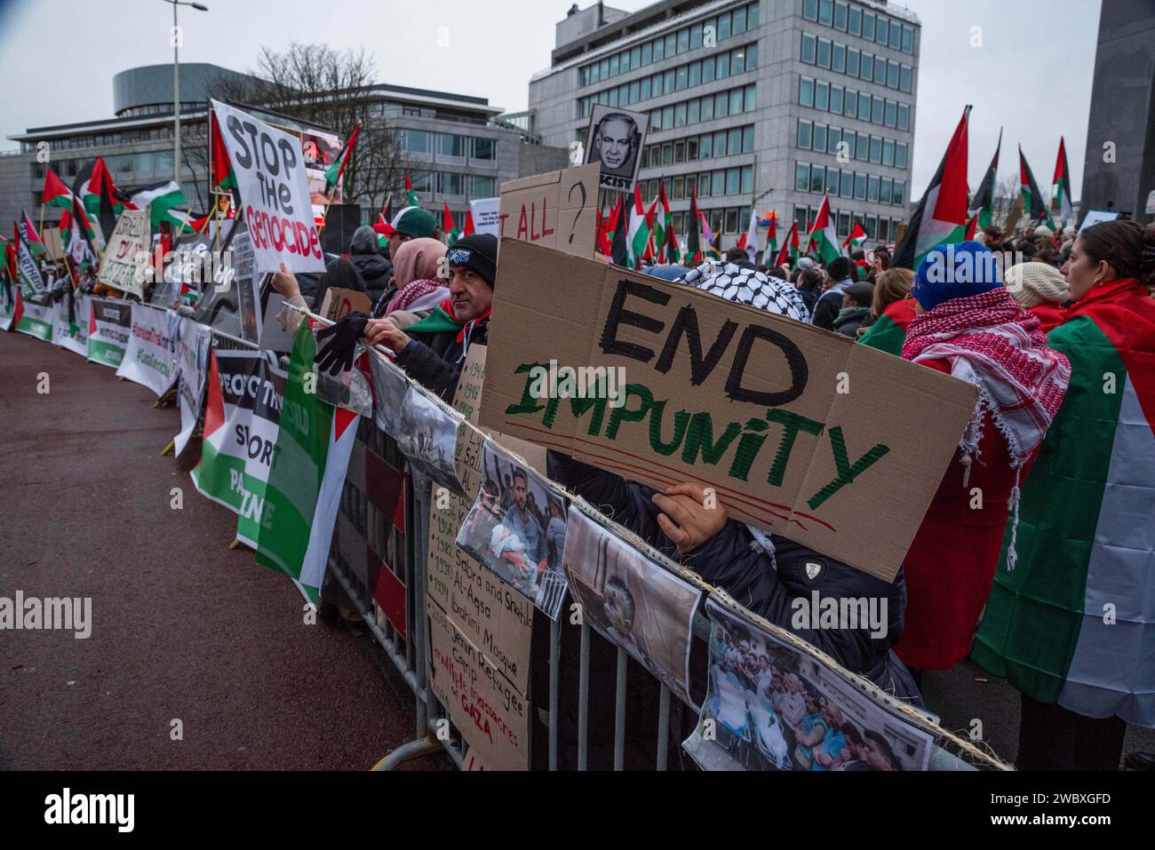 La Haye, Hollande du Sud, pays-Bas. 12 janvier 2024. Le 12 janvier 2024, des militants pro-israéliens et pro-palestiniens ont manifesté devant la Cour internationale de Justice à la Haye. À l'intérieur de la Cour, Israël s'est défendu contre l'accusation de génocide de l'Afrique du Sud. (Image de crédit : © James Petermeier/ZUMA Press Wire) USAGE ÉDITORIAL SEULEMENT! Non destiné à UN USAGE commercial ! Banque D'Images