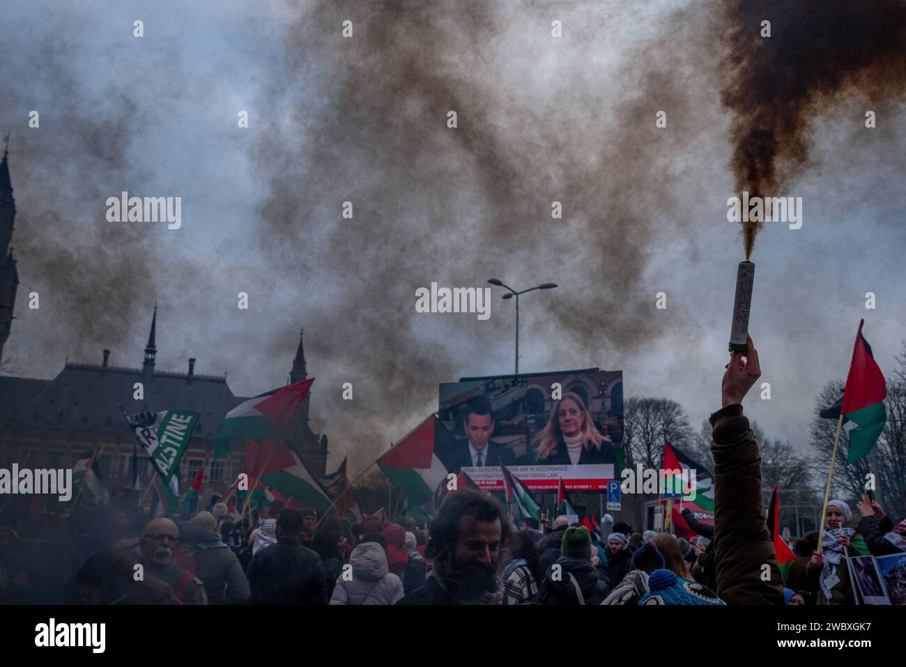 La Haye, Hollande du Sud, pays-Bas. 12 janvier 2024. Un manifestant pro-palestinien allume une bombe fumigène. Le 12 janvier 2024, des militants pro-israéliens et pro-palestiniens ont manifesté devant la Cour internationale de Justice à la Haye. À l'intérieur de la Cour, Israël s'est défendu contre l'accusation de génocide de l'Afrique du Sud. (Image de crédit : © James Petermeier/ZUMA Press Wire) USAGE ÉDITORIAL SEULEMENT! Non destiné à UN USAGE commercial ! Banque D'Images