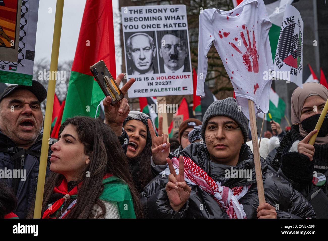 La Haye, Hollande du Sud, pays-Bas. 12 janvier 2024. Un manifestant pro-palestinien donne un signe de paix. Le 12 janvier 2024, des militants pro-israéliens et pro-palestiniens ont manifesté devant la Cour internationale de Justice à la Haye. À l'intérieur de la Cour, Israël s'est défendu contre l'accusation de génocide de l'Afrique du Sud. (Image de crédit : © James Petermeier/ZUMA Press Wire) USAGE ÉDITORIAL SEULEMENT! Non destiné à UN USAGE commercial ! Banque D'Images