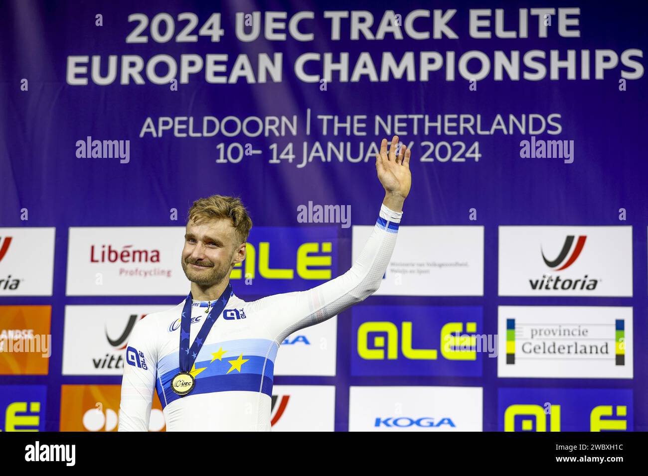 APELDOORN - vainqueur Daniel Bigham (GBR) lors de la cérémonie du sprint individuel le troisième jour des Championnats d'Europe de cyclisme sur piste dans l'Omnisportcentrum d'Apeldoorn. ANP VINCENT JANNINK STENBERG Anita Yvonne Stenberg (NOR) crédit : ANP/Alamy Live News Banque D'Images