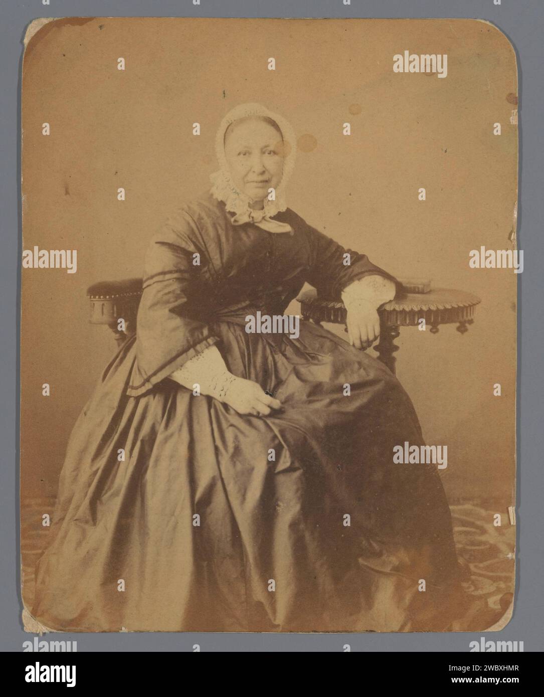 Portrait d'une femme inconnue avec un chapeau de dentelle, anonyme, c. 1850 - c. 1875 photographie carton. support photographique albumen tête d'impression-engrenage : capuchon. femme adulte Banque D'Images
