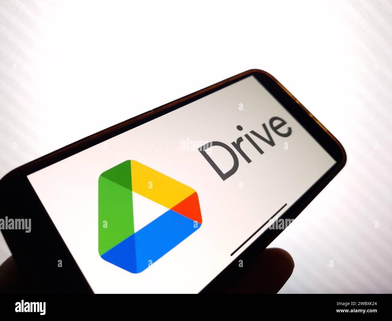 KONSKIE, Pologne - 12 janvier 2024 : logo Google Drive affiché sur l'écran du téléphone mobile Banque D'Images