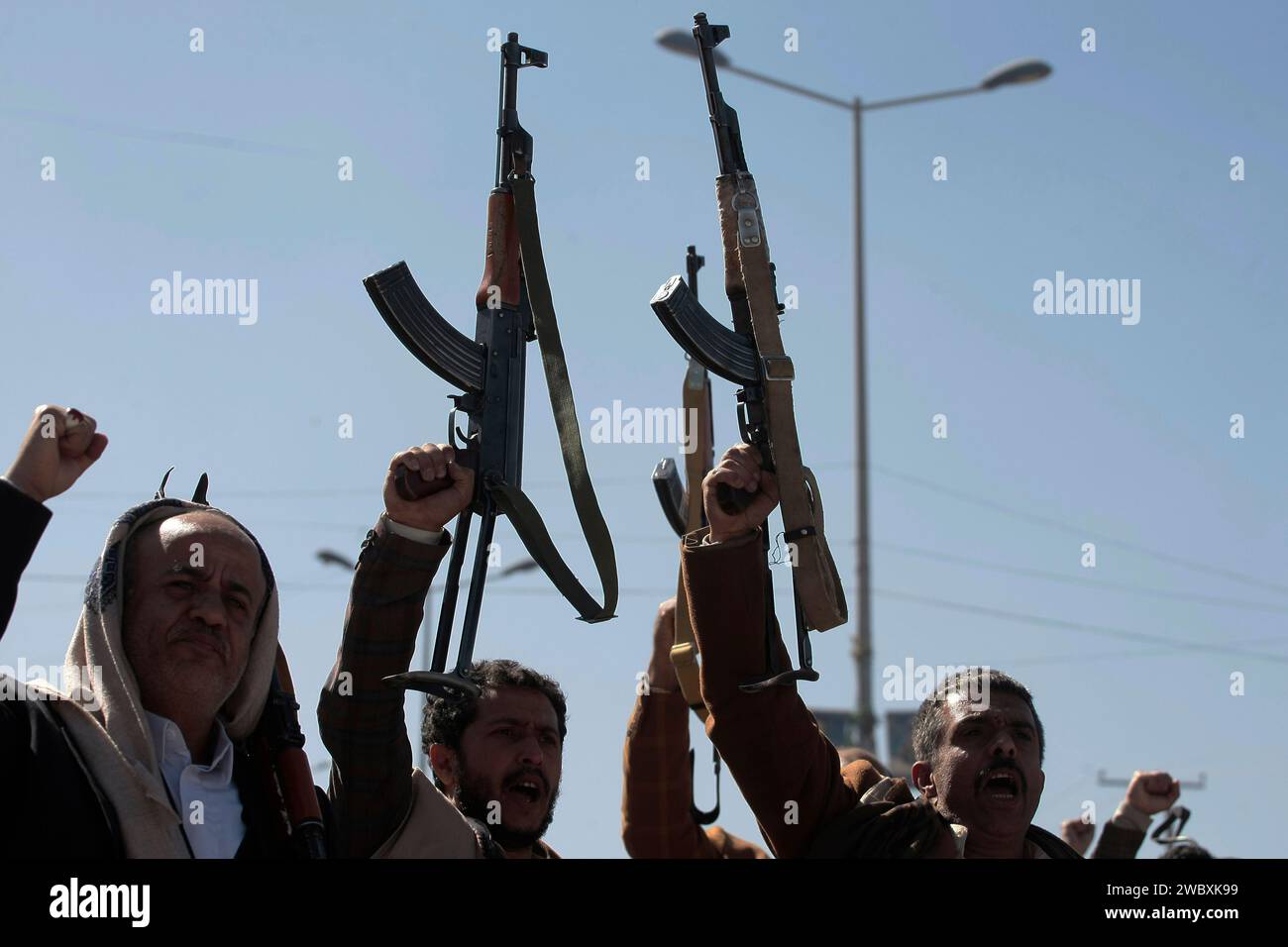 Sanaa, Sanaa, Yémen. 11 janvier 2024. Des combattants houthis nouvellement recrutés brandissent des armes et chantent des slogans lors d'une cérémonie à la fin de leur entraînement. Le chef du mouvement houthi du Yémen a averti les États-Unis et leurs alliés contre des représailles potentiellement importantes s'ils déclenchent une frappe militaire contre son pays. (Image de crédit : © Osamah Yahya/ZUMA Press Wire) USAGE ÉDITORIAL SEULEMENT! Non destiné à UN USAGE commercial ! Banque D'Images