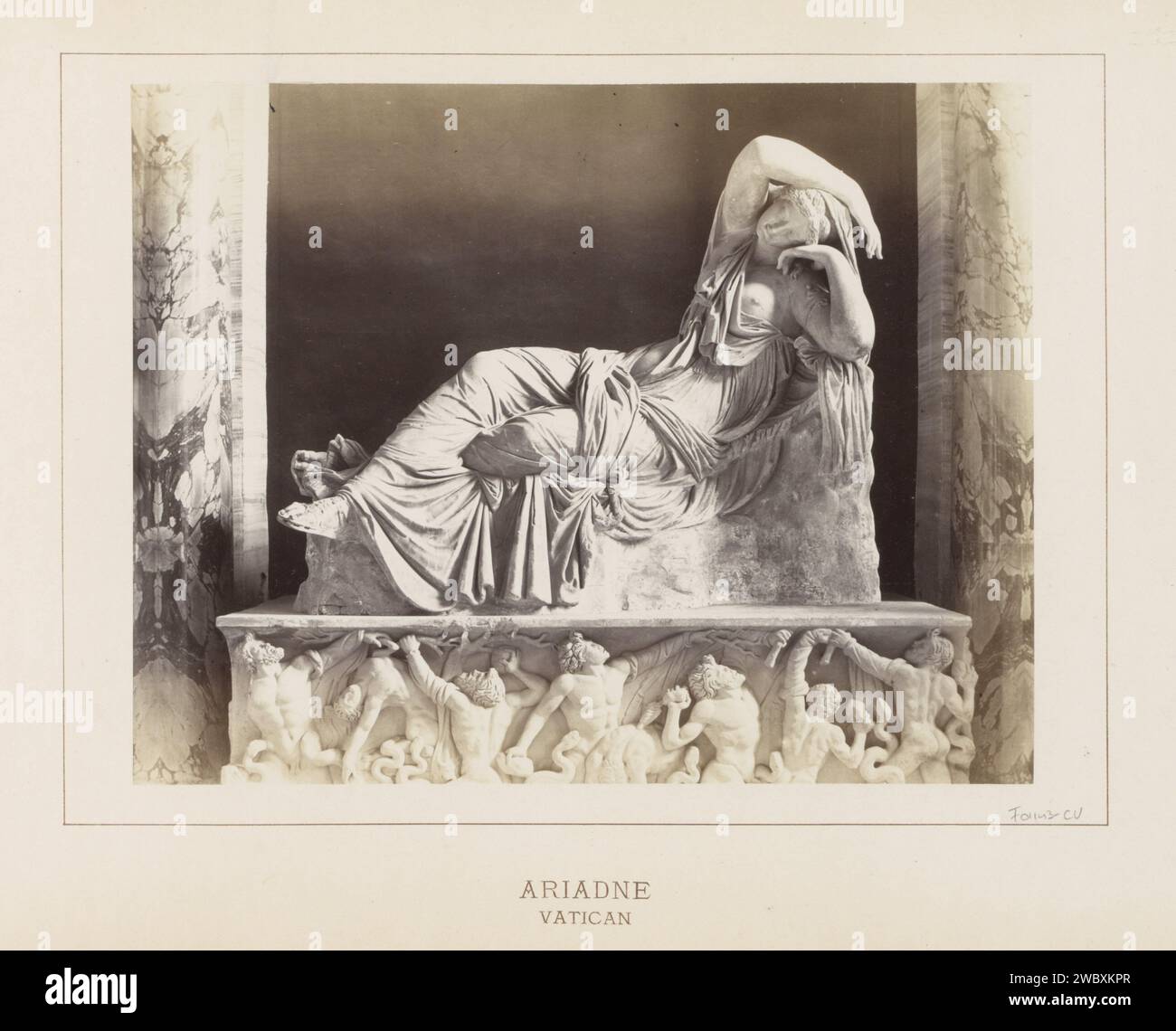 Sculpture Ariadne, Anonyme, c. 1860 - c. 1900 photographie partie de l'album photo avec des enregistrements de sites et d'œuvres d'art à Rome. Musées du Vatican support photographique Albumen print pièce de sculpture, reproduction d'une pièce de sculpture. (Histoire de) Ariane Musées du Vatican Banque D'Images