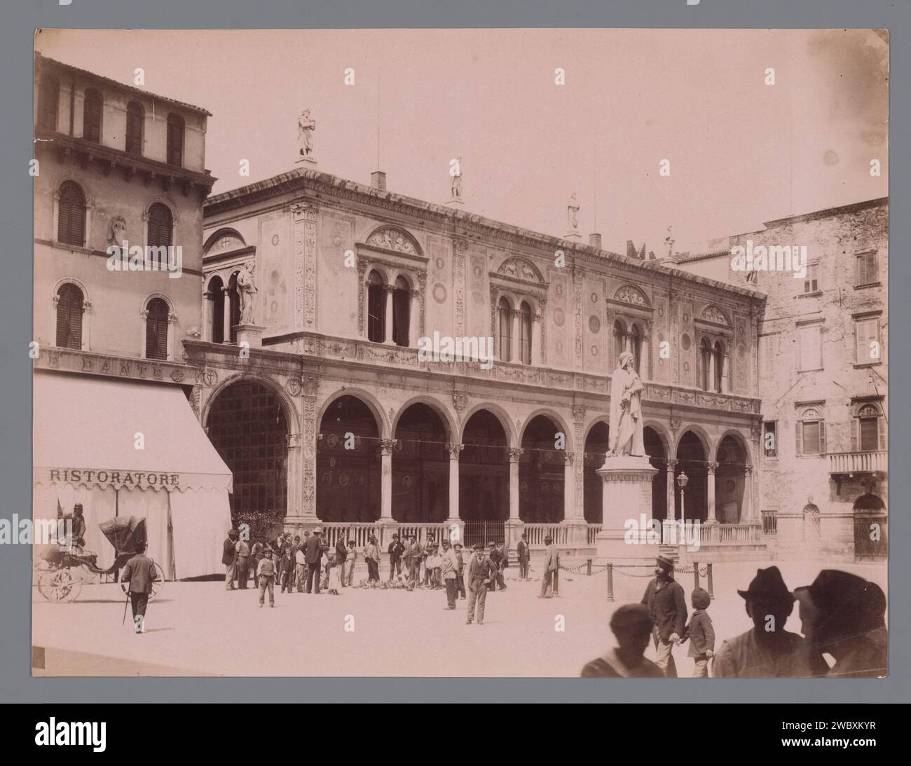 Statue de Dante sur la Piazza dei Signori à Vérone, Italie, Anonyme, d'après Ugo Zannoni, 1851 - 1900 photographie Vérone carton. papier albumen imprimer carré, lieu, cirque, etc. Monument, statue Piazza dei Signori Banque D'Images