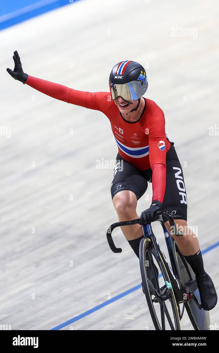 APELDOORN - Anita Yvonne Stenberg (NOR) se réjouit après avoir remporté l'Omnium féminin lors de la troisième journée des Championnats d'Europe de cyclisme sur piste dans l'Omnisportcentrum d'Apeldoorn. ANP VINCENT JANNINK crédit : ANP/Alamy Live News Banque D'Images