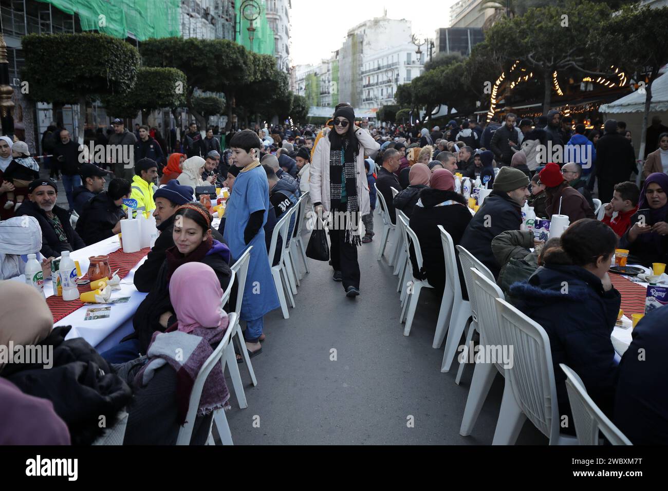 Alger. 12 janvier 2024. Les gens assistent à une célébration du nouvel an amazigh à Alger, Algérie, le 12 janvier 2024. Imazighen en Algérie a fêté son nouvel an vendredi. Crédit : Xinhua/Alamy Live News Banque D'Images