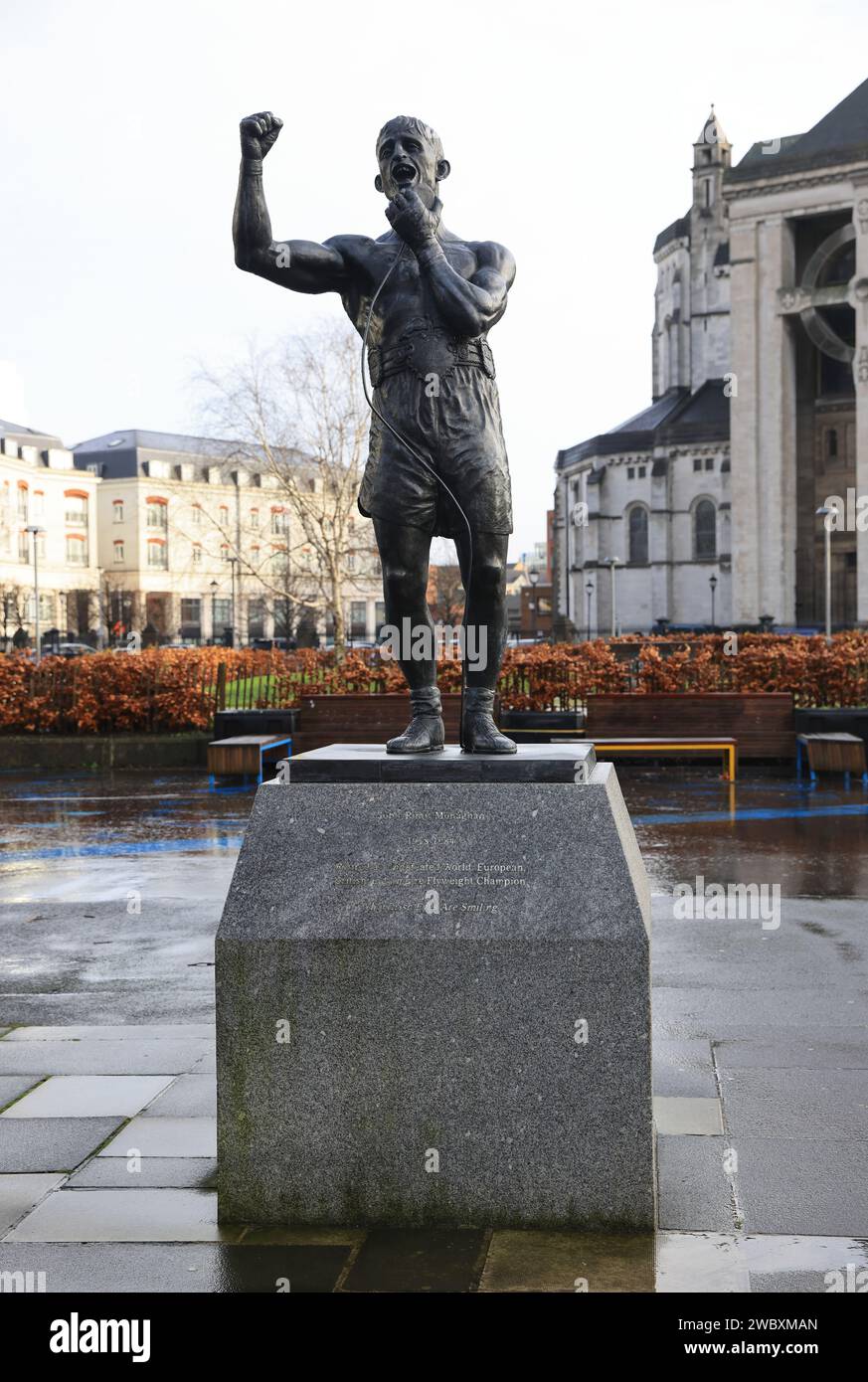 Statue de l'ancien champion du monde de boxeur et héros de boxe, John 'Rinty' Monaghan sur Buoy Park à Belfast, où Rinty a grandi, Irlande du Nord, Royaume-Uni Banque D'Images