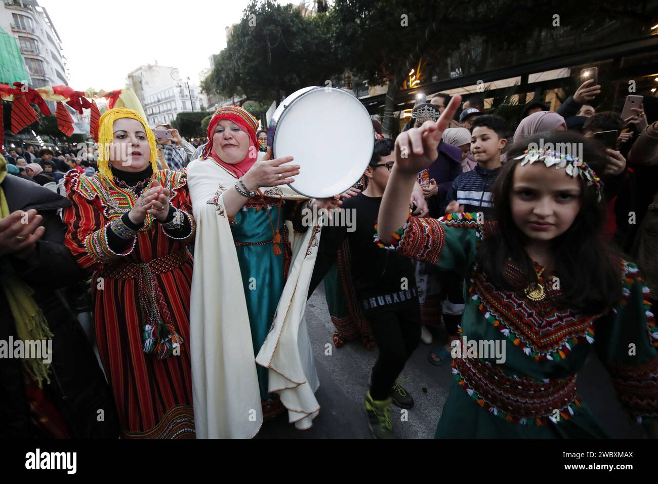 Alger. 12 janvier 2024. Les gens assistent à une célébration du nouvel an amazigh à Alger, Algérie, le 12 janvier 2024. Imazighen en Algérie a fêté son nouvel an vendredi. Crédit : Xinhua/Alamy Live News Banque D'Images