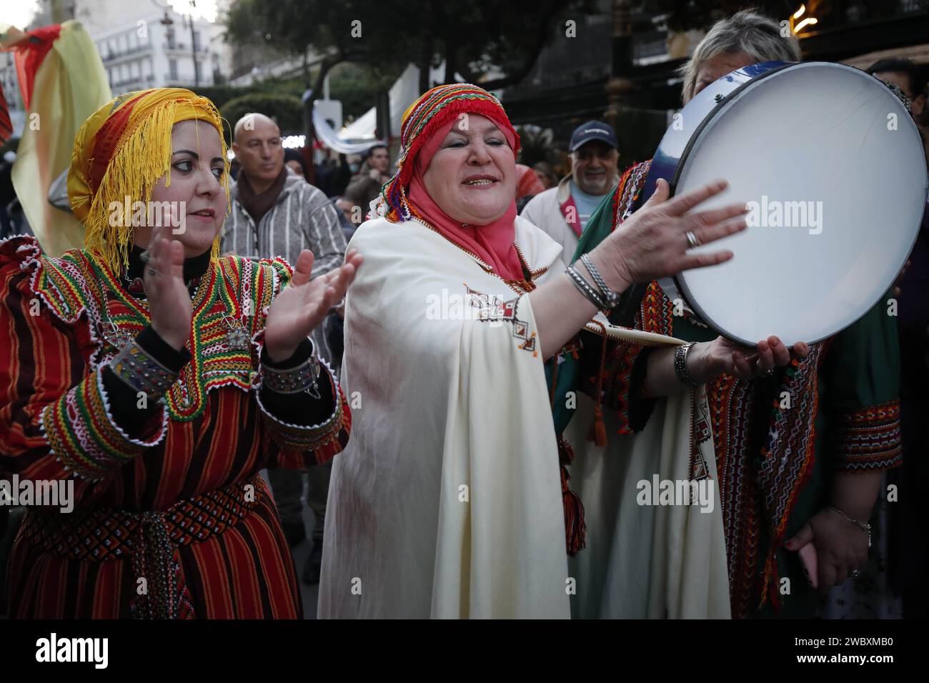 Alger. 12 janvier 2024. Les gens assistent à une célébration du nouvel an amazigh à Alger, Algérie, le 12 janvier 2024. Imazighen en Algérie a fêté son nouvel an vendredi. Crédit : Xinhua/Alamy Live News Banque D'Images