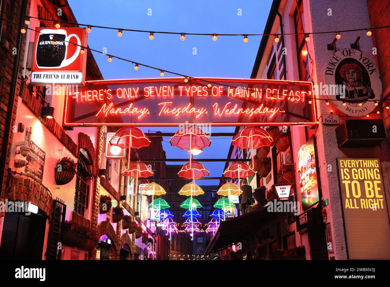 The Duke of York, un pub traditionnel et populaire de Belfast, avec craic, musique et humour, sur une ruelle étroite et pavée dans la région historique de la moitié BAP, à ni. Banque D'Images