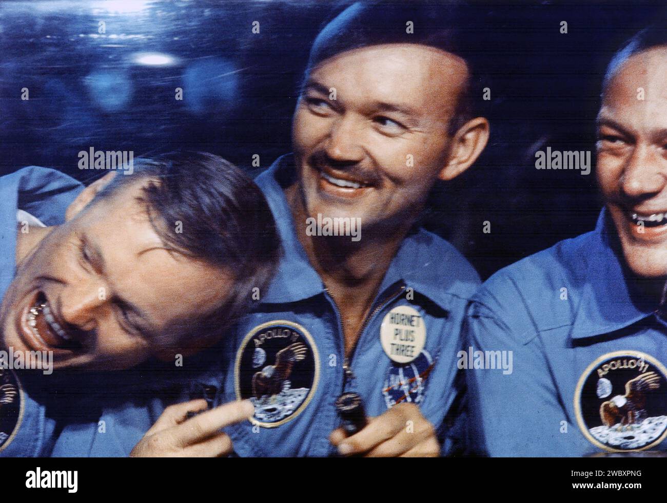 Astronautes américains (de gauche à droite), Neil A. Armstrong, Michael Collins et Edwin E. Aldrin Jr. Vus à travers la fenêtre de leur installation mobile de quarantaine à bord de l'USS Hornet après la mission Apollo 11, la première mission lunaire habitée, NASA, le 24 juillet 1969 Banque D'Images