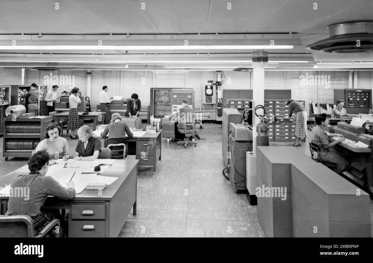 Workers in IBM 704 Computer Operations Room, NASA Langley Research Center, Hampton, Virginie, États-Unis, National Advisory Committee for Aeronautics, 1957 Banque D'Images Workers in IBM 704 Computer Operations Room, NASA Langley Research Center, Hampton, Virginie, États-Unis, National Advisory Committee for Aeronautics, 1957 Banque D'Images