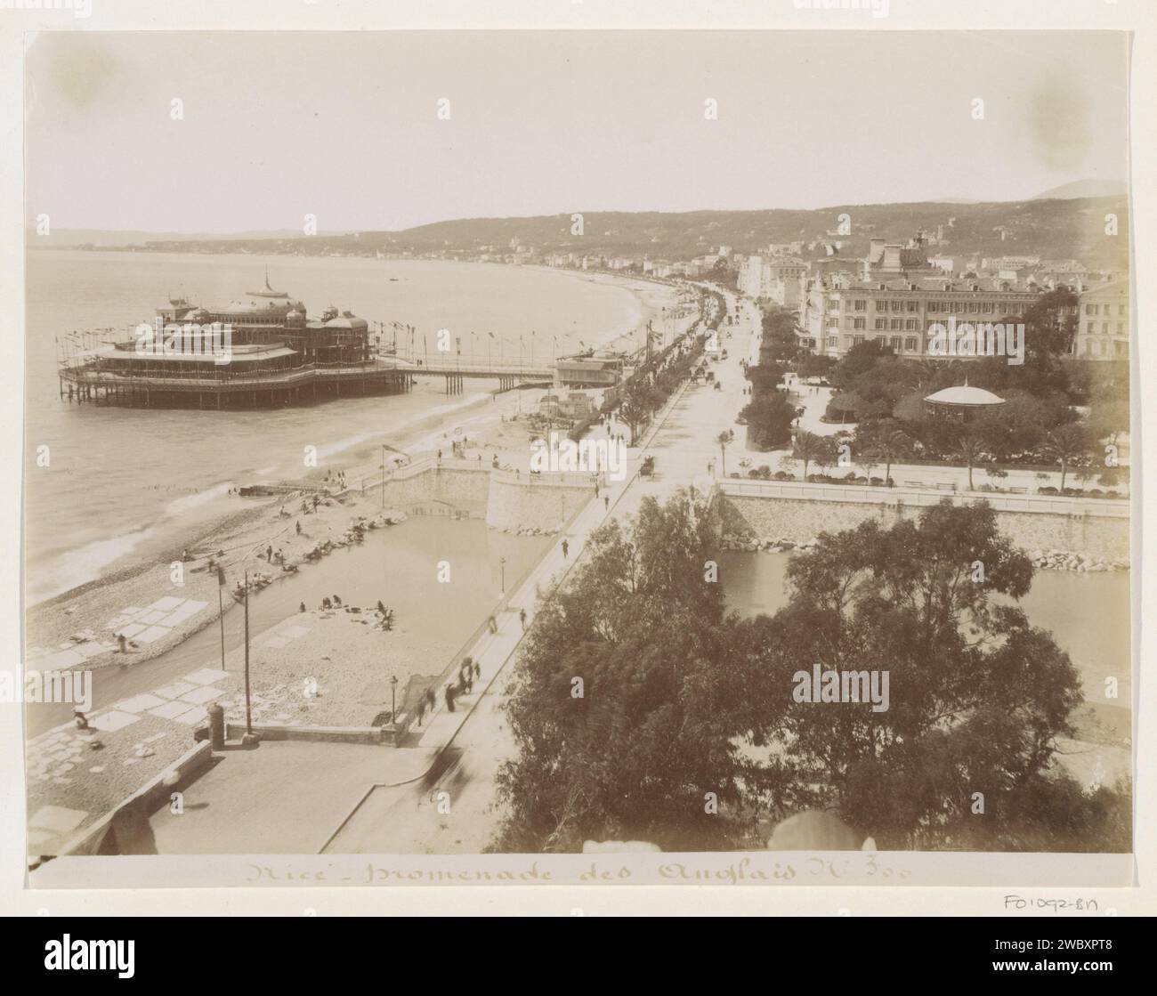 Vue de la Promenade des Anglais à Nice avec la croûte de randonnée sur la gauche, Anonyme, 1882 - 1883 photo partie de Reisalbum avec des photos de sites en Belgique et en France. Beau papier. support photographique. carton albumen print golfe, baie (+ paysage avec des figures, personnel). avenue, boulevard, promenade, esplanade (+ ville(-paysage) avec chiffres, personnel). jetée, quai, quai Nice. Promenade des Anglais Banque D'Images