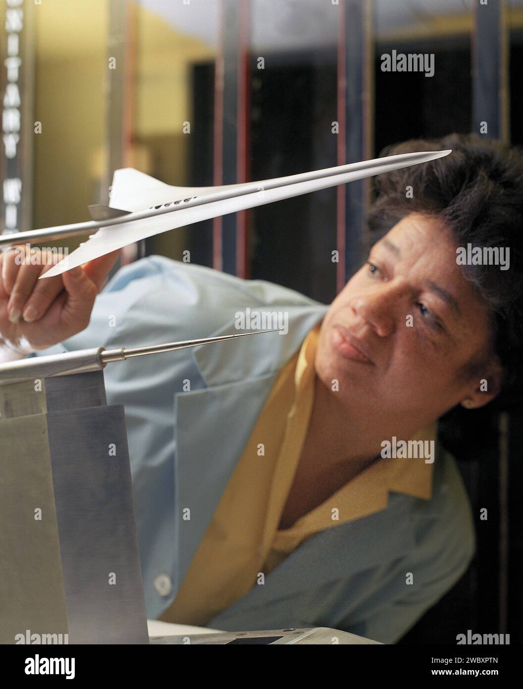 Christine Darden, mathématicienne de la NASA, analyste de données et ingénieure aéronautique, portrait lors d'un test de boom sonique, NASA Langley Research Center, Hampton, Virginie, États-Unis, Sandie Gibbs pour la NASA, 1990 Banque D'Images