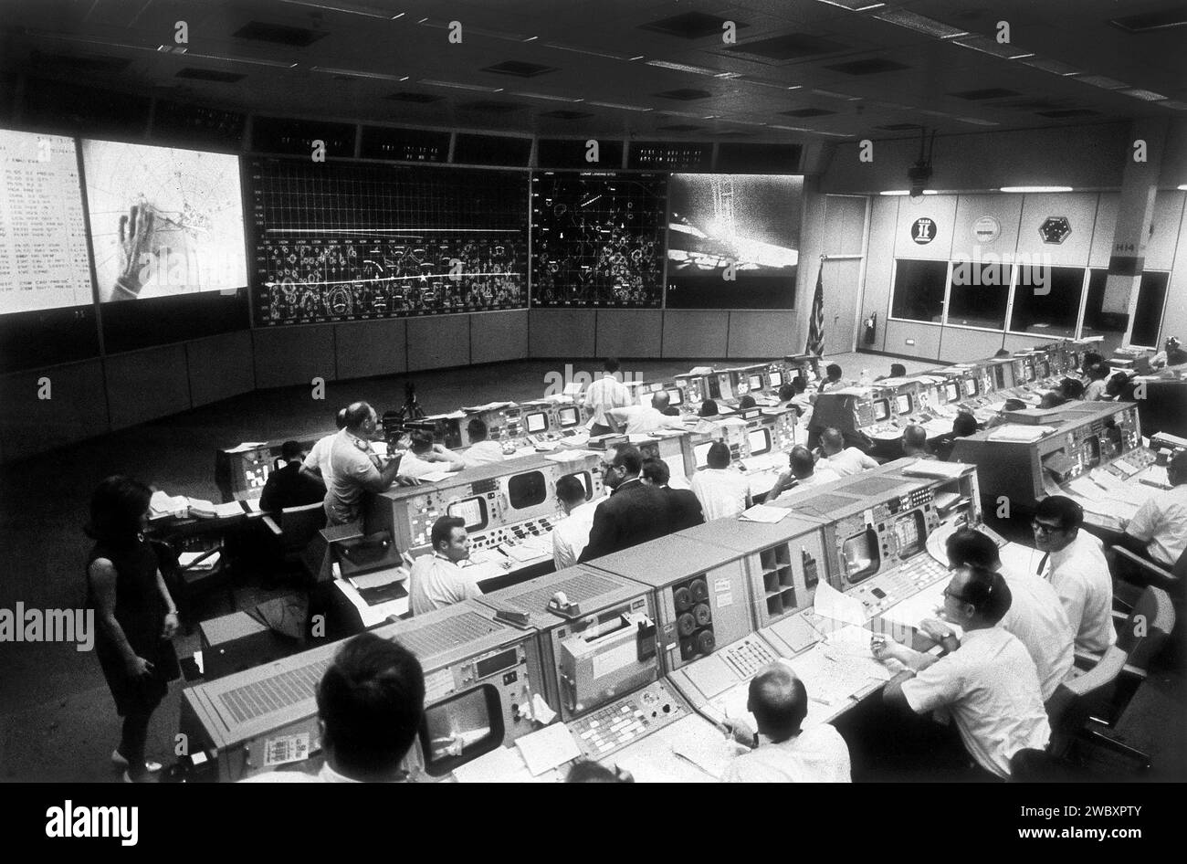 Vue d'ensemble de la salle de contrôle des opérations de la mission dans le centre de contrôle de la mission, bldg. 30, pendant l'activité extravéhiculaire de surface lunaire des astronautes d'Apollo 11 Neil A. Armstrong et Edwin E. Aldrin Jr., NASA, Johnson Space Center, Houston, Texas, USA, NASA, 20 juillet 1969 Banque D'Images