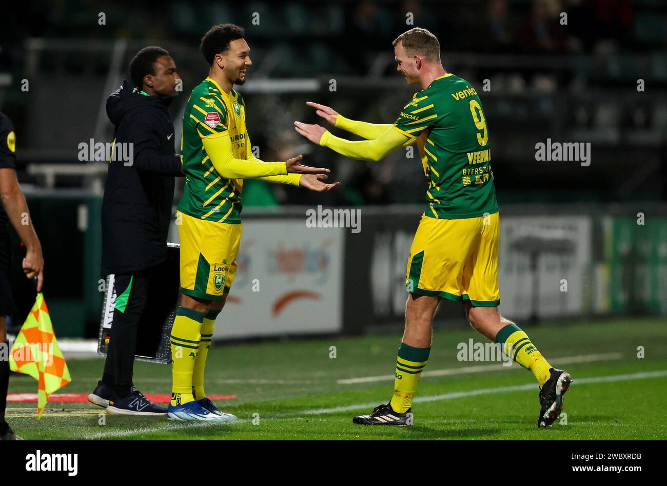 Den Haag, Nederland. 12 janvier 2024. DEN HAAG, PAYS-BAS - JANVIER 12 : Henk Veerman d'ado Den Haag est remplacé par Gylermo Siereveld d'ado Den Haag lors du match néerlandais de Keuken Kampioen Divisie entre ado Den Haag et de Graafschap au Bingoal Stadion le 12 janvier 2024 à Den Haag, Nederland. (Photo Hans van der Valk/Orange Pictures) crédit : dpa/Alamy Live News Banque D'Images